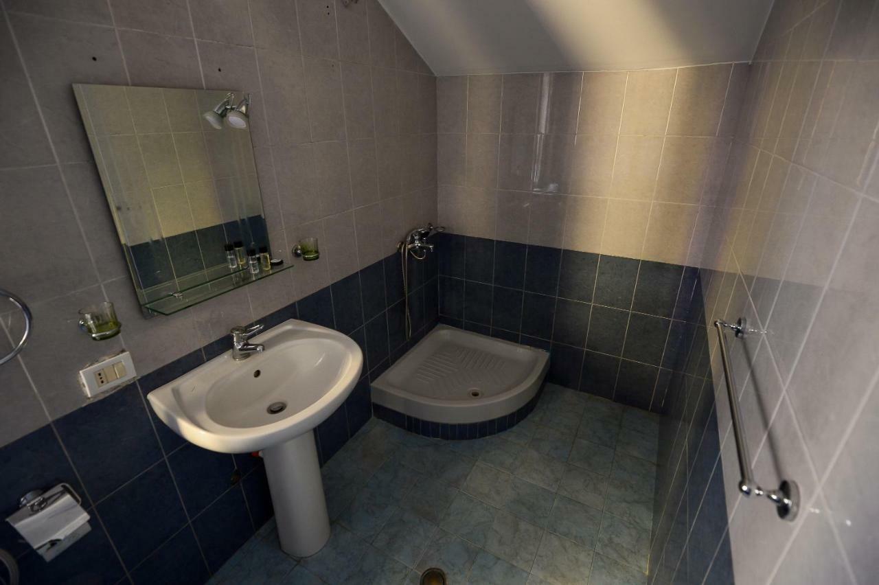 Hotel Niku Tirana Buitenkant foto