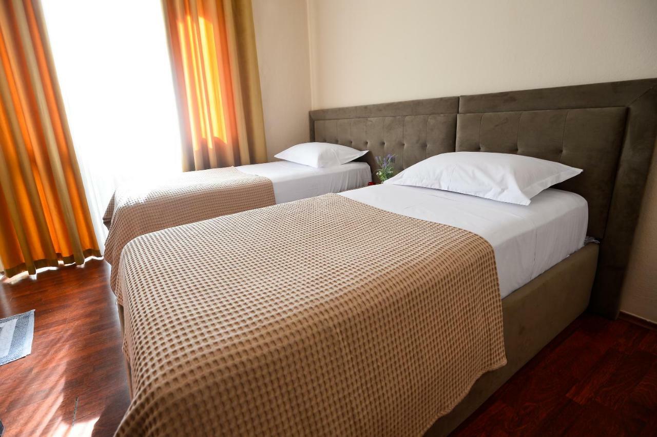 Hotel Niku Tirana Buitenkant foto