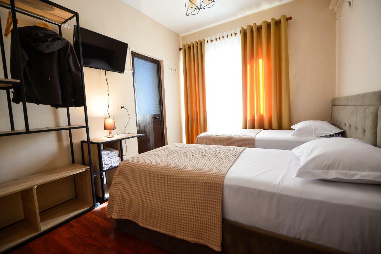 Hotel Niku Tirana Buitenkant foto