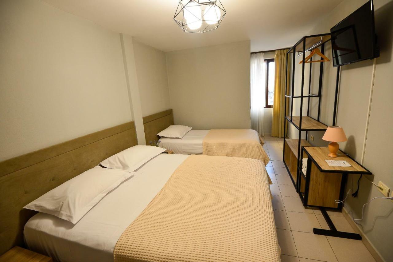 Hotel Niku Tirana Buitenkant foto